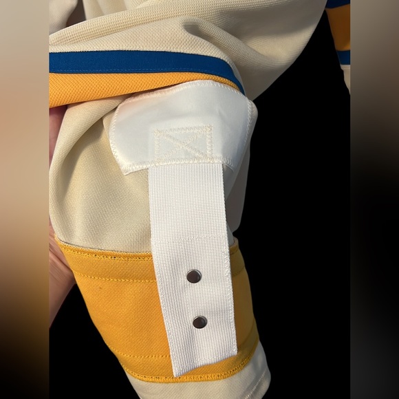 *SOLD* Men’s St. Louis Blues Winter Classic Hockey Jersey - Picture 14 of 14